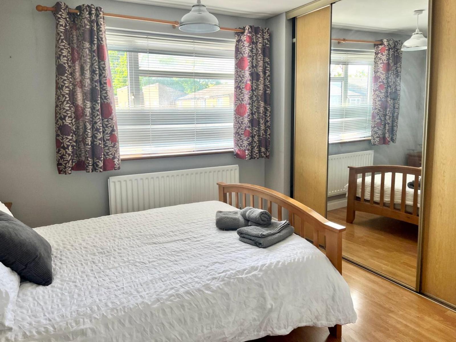 Lopez Home Crawley Ifield Extérieur photo