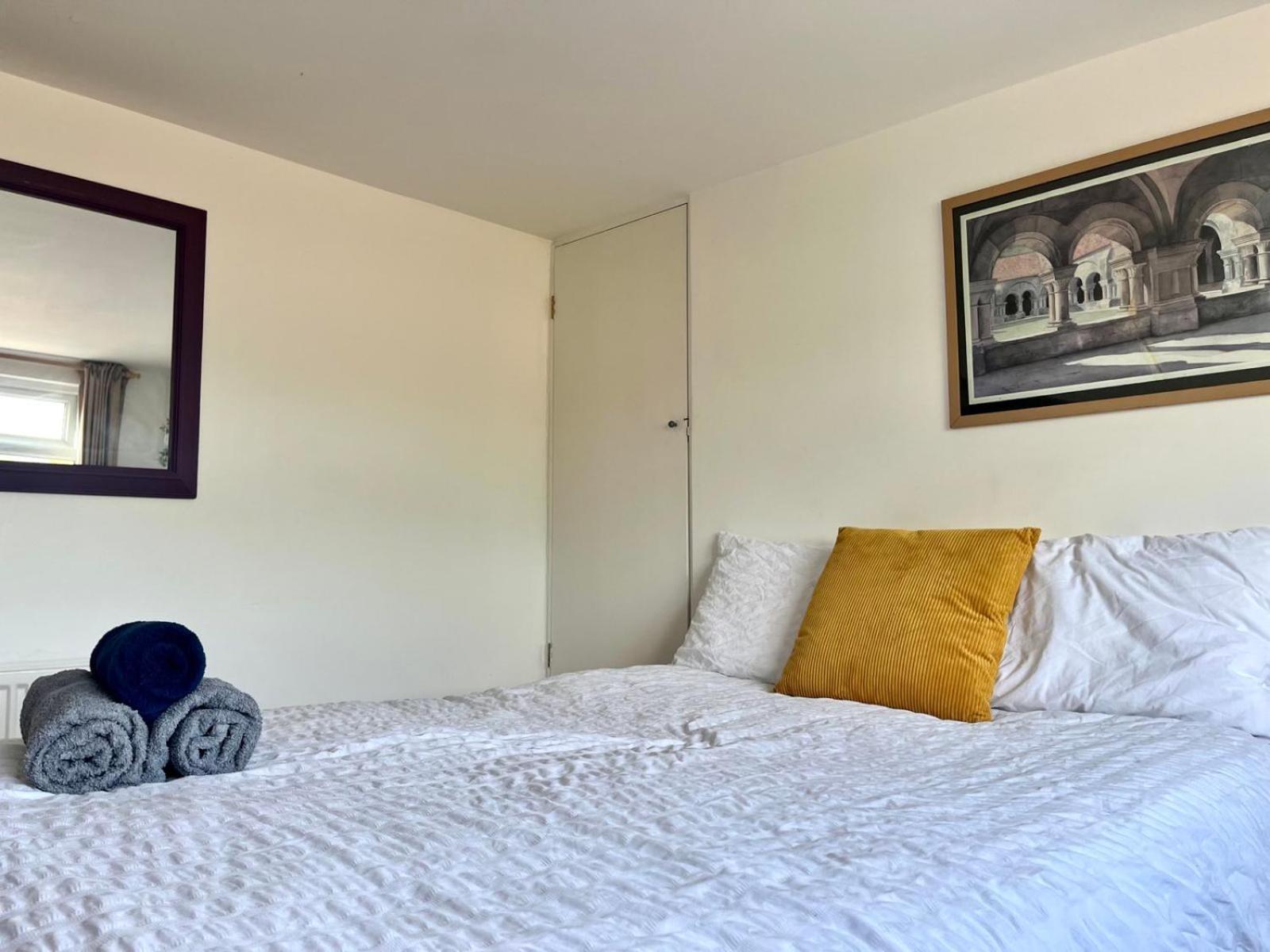 Lopez Home Crawley Ifield Extérieur photo